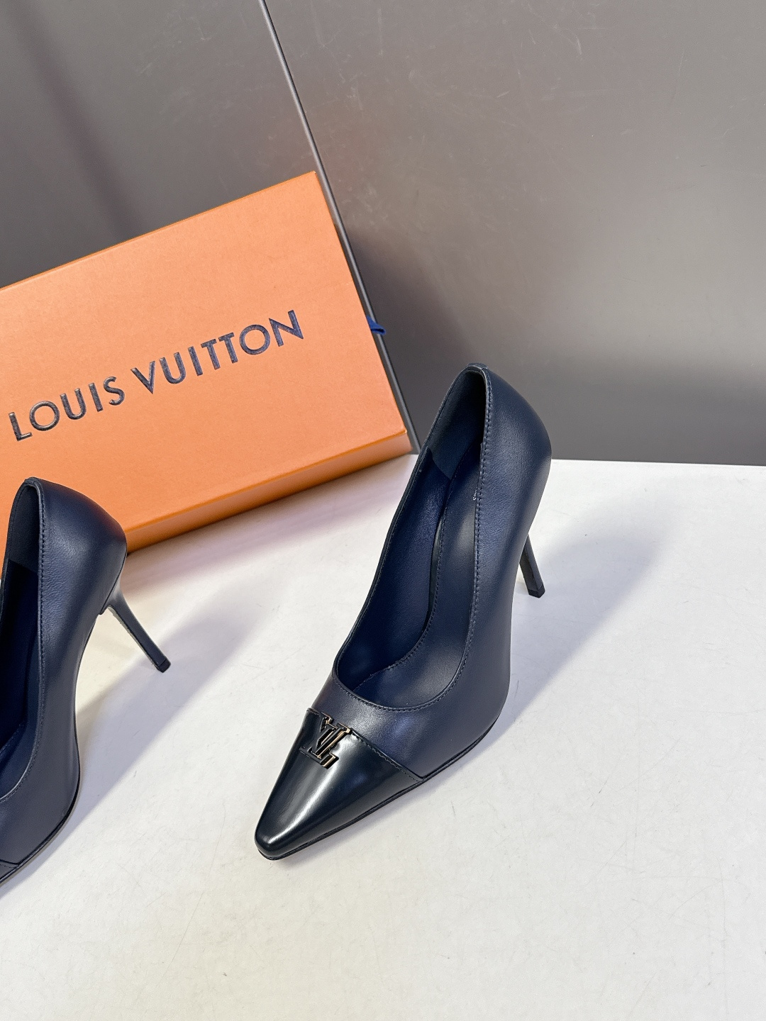 Louis Vuitton 路易威登春夏最新款时装鞋 春夏秀场出镜率最高的一款单品 超多名模上脚 简约大