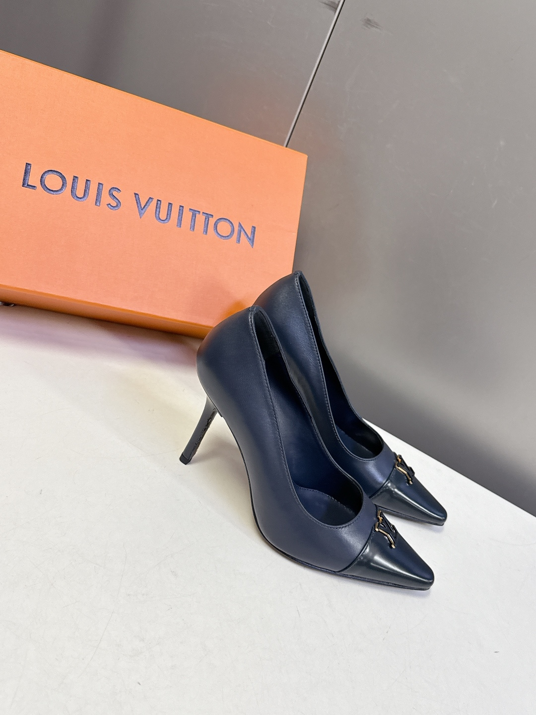 Louis Vuitton 路易威登春夏最新款时装鞋 春夏秀场出镜率最高的一款单品 超多名模上脚 简约大