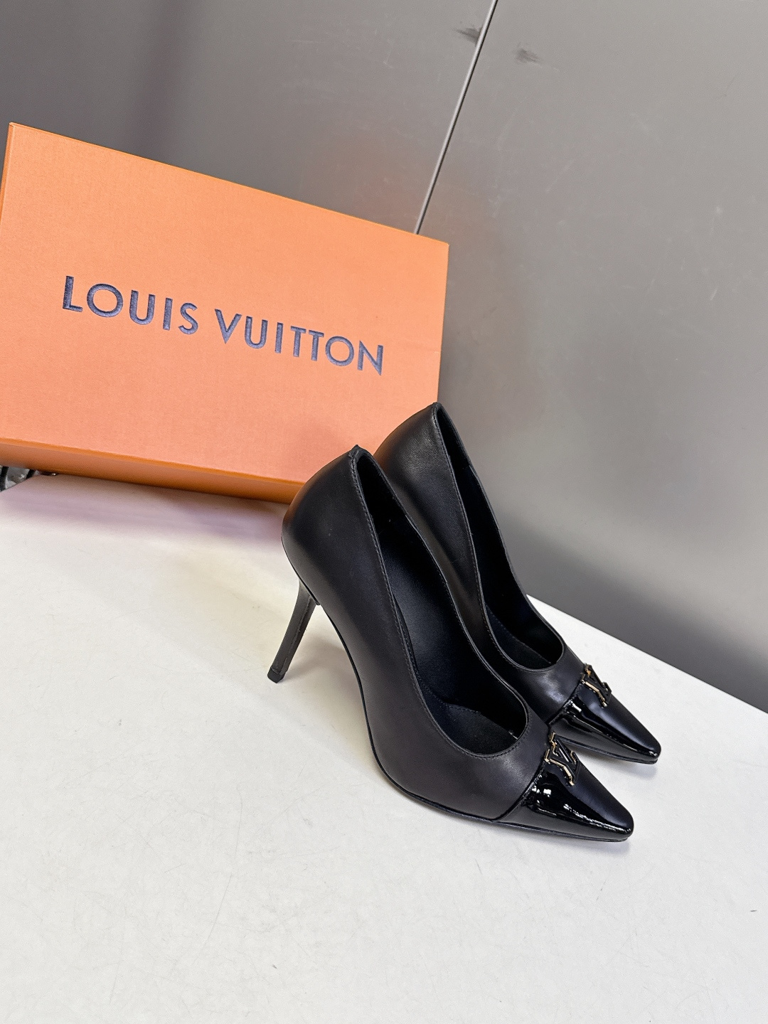 Louis Vuitton 路易威登春夏最新款时装鞋 春夏秀场出镜率最高的一款单品 超多名模上脚 简约大