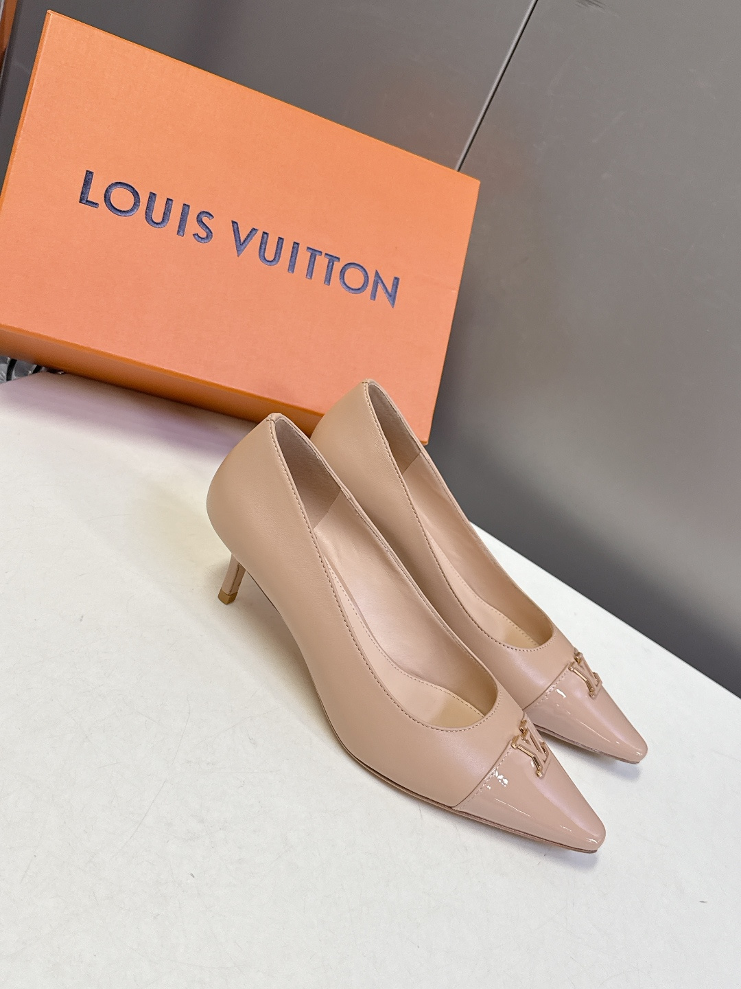 Louis Vuitton 路易威登春夏最新款时装鞋 春夏秀场出镜率最高的一款单品 超多名模上脚 简约大