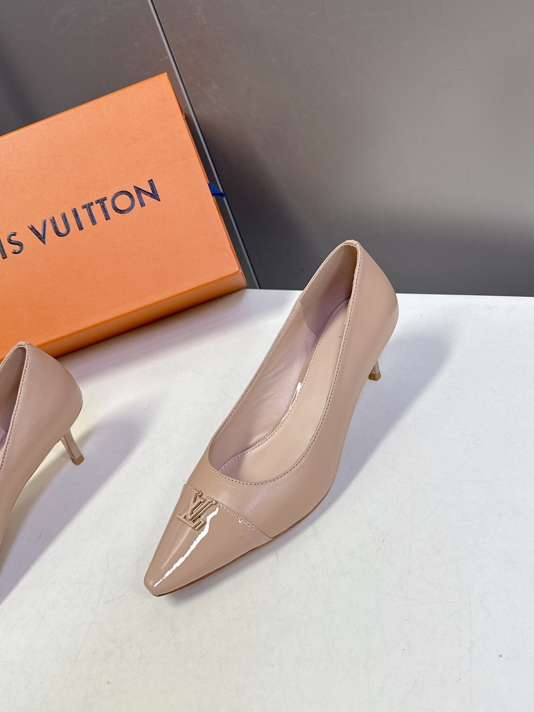 Louis Vuitton 路易威登春夏最新款时装鞋 春夏秀场出镜率最高的一款单品 超多名模上脚 简约大