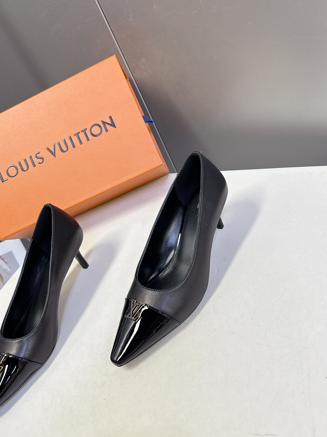 Louis Vuitton 路易威登春夏最新款时装鞋 春夏秀场出镜率最高的一款单品 超多名模上脚 简约大