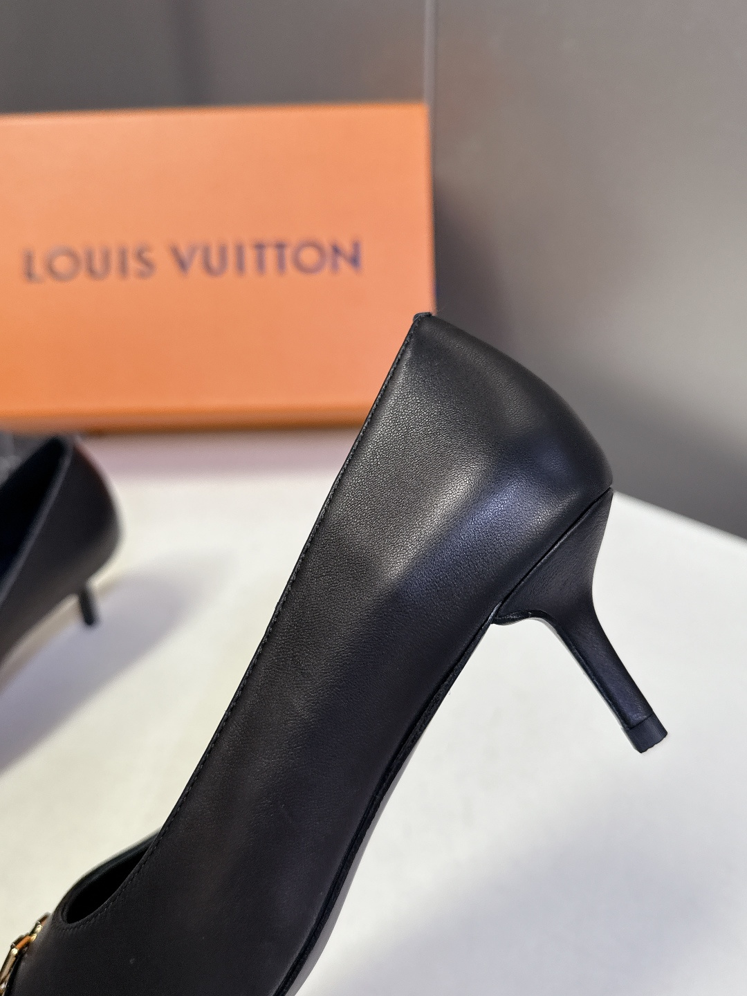 Louis Vuitton 路易威登春夏最新款时装鞋 春夏秀场出镜率最高的一款单品 超多名模上脚 简约大