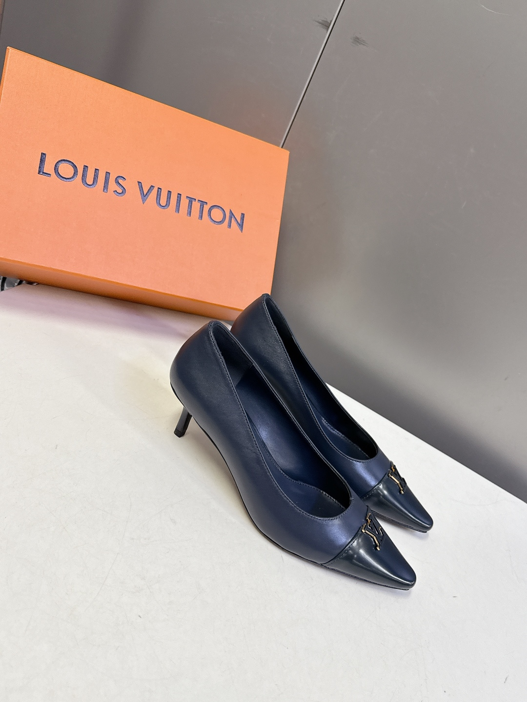 Louis Vuitton 路易威登春夏最新款时装鞋 春夏秀场出镜率最高的一款单品 超多名模上脚 简约大