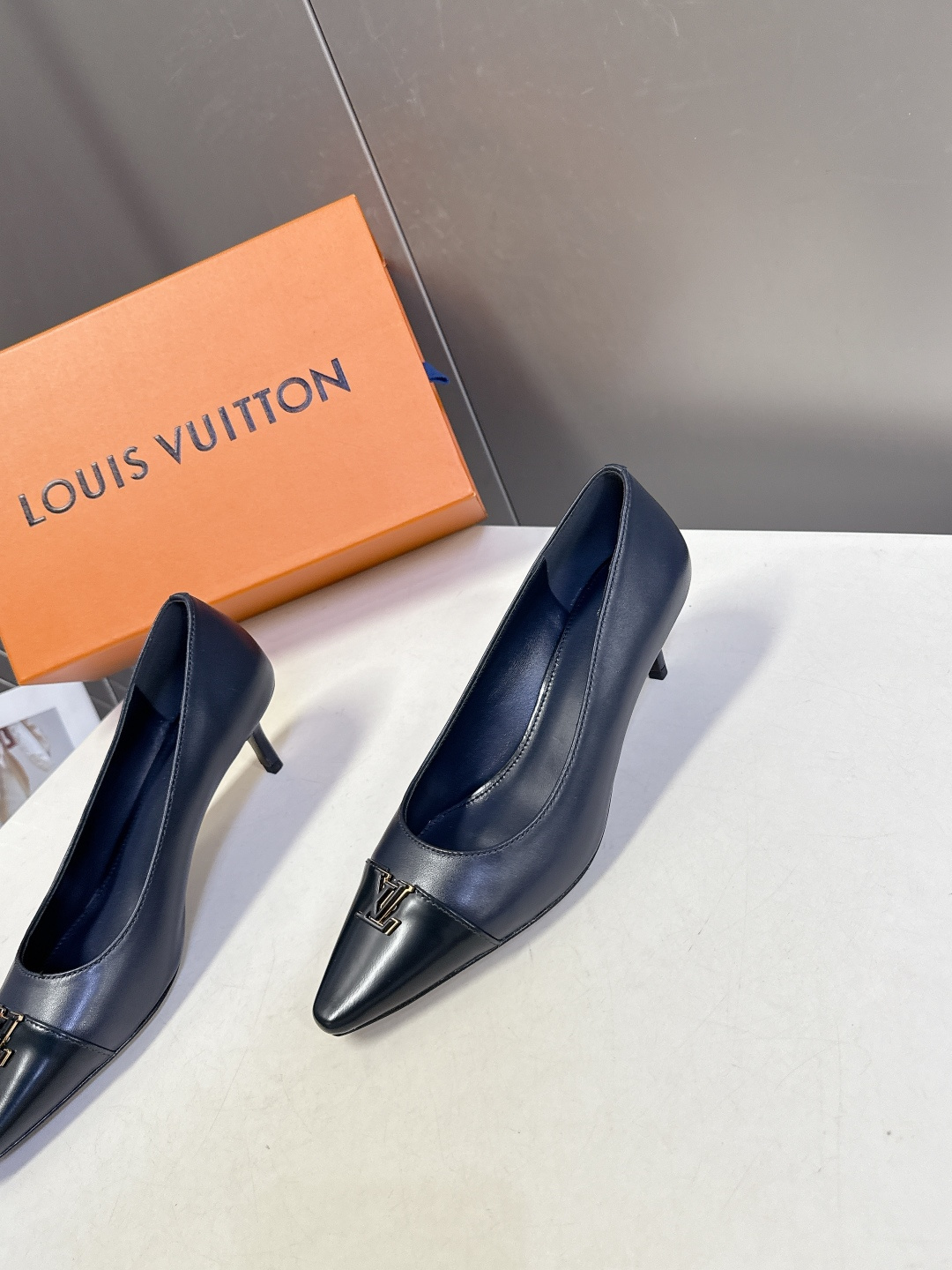 Louis Vuitton 路易威登春夏最新款时装鞋 春夏秀场出镜率最高的一款单品 超多名模上脚 简约大