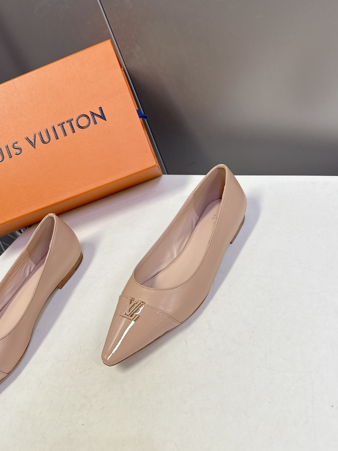 Louis Vuitton 路易威登春夏最新款时装鞋 春夏秀场出镜率最高的一款单品 超多名模上脚 简约大