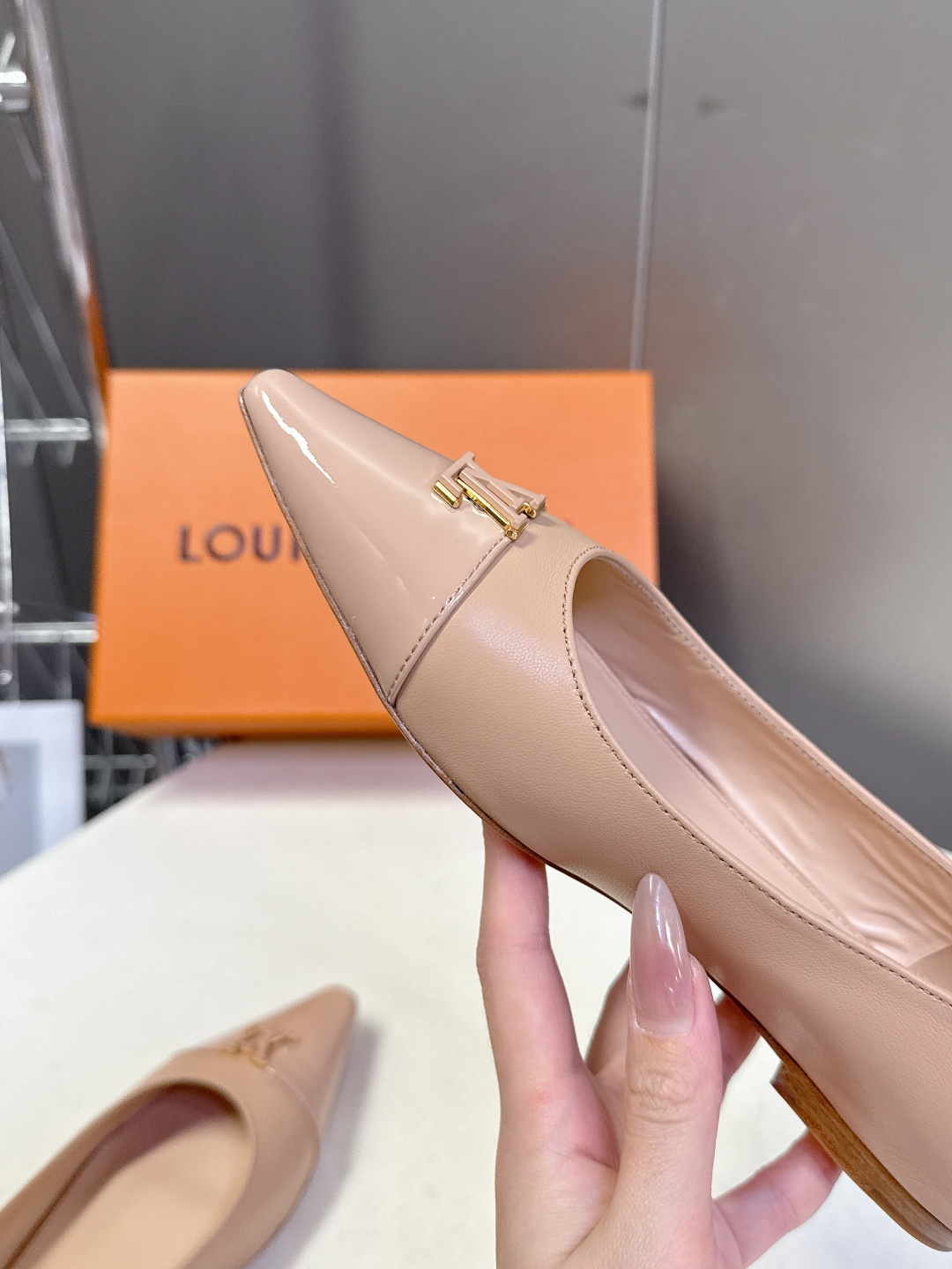 Louis Vuitton 路易威登春夏最新款时装鞋 春夏秀场出镜率最高的一款单品 超多名模上脚 简约大