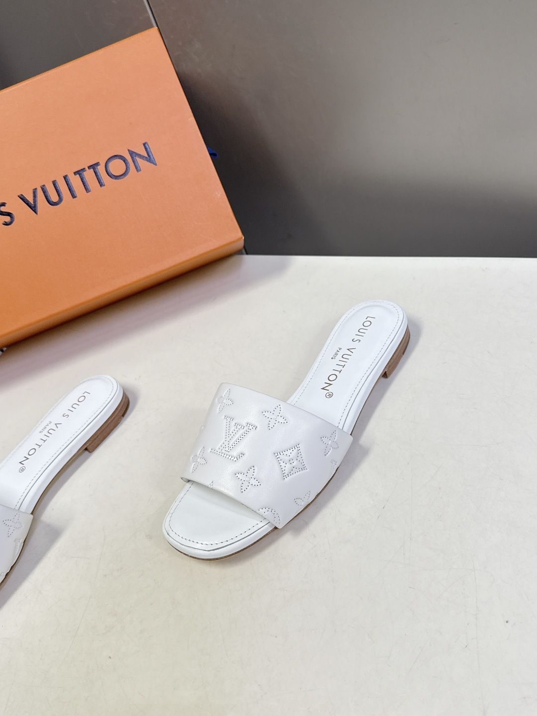 Louis Vuitton 路易威登春夏最新款时装鞋 春夏秀场出镜率最高的一款单品 超多名模上脚 简约大