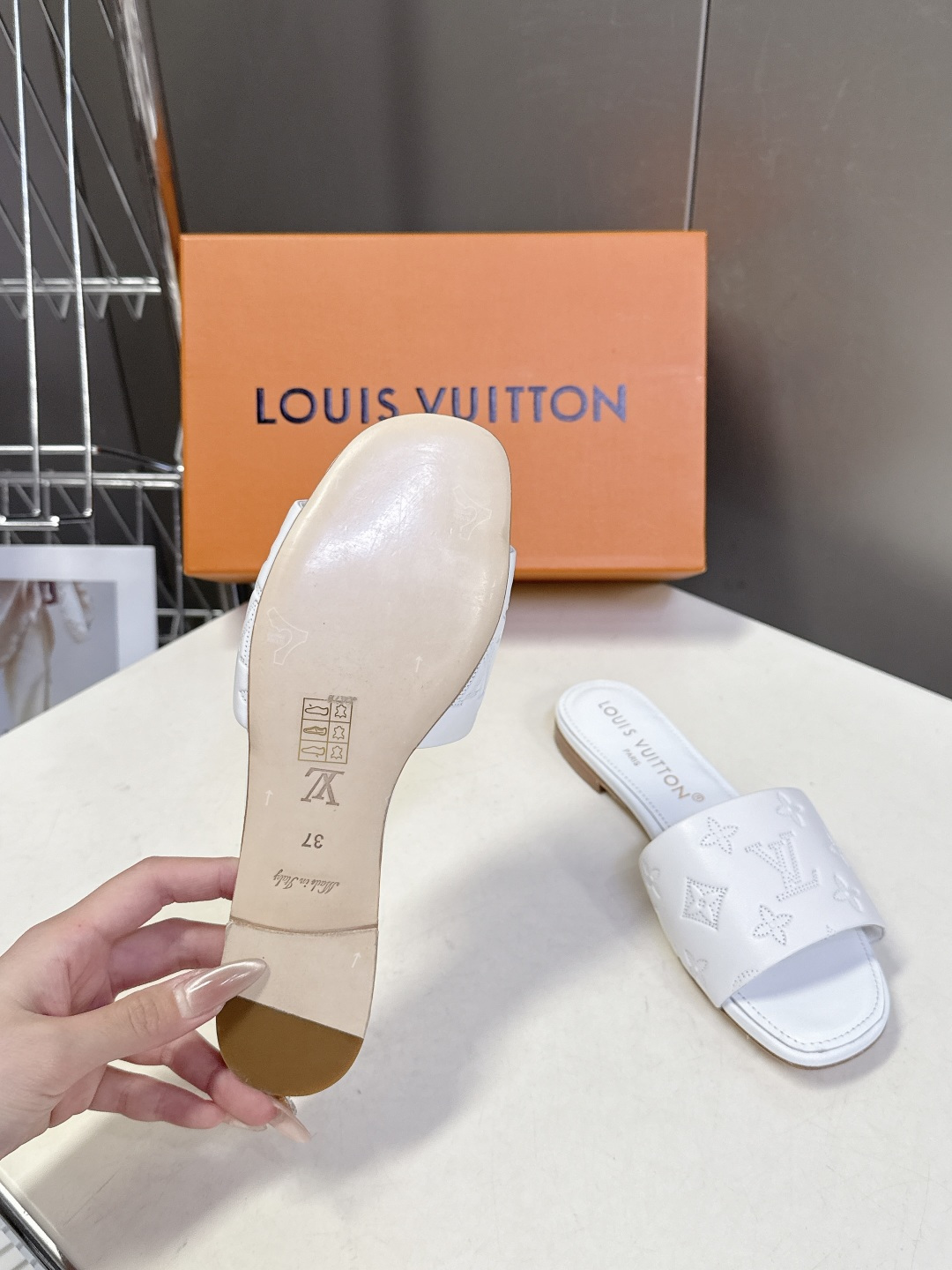 Louis Vuitton 路易威登春夏最新款时装鞋 春夏秀场出镜率最高的一款单品 超多名模上脚 简约大