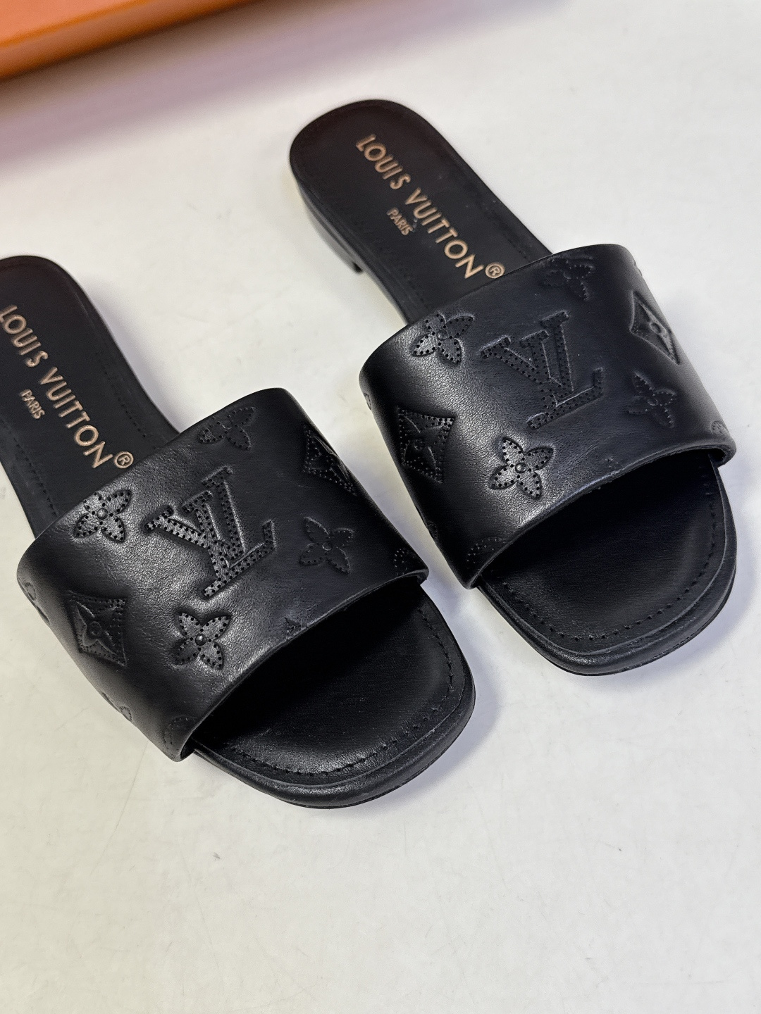 Louis Vuitton 路易威登春夏最新款时装鞋 春夏秀场出镜率最高的一款单品 超多名模上脚 简约大