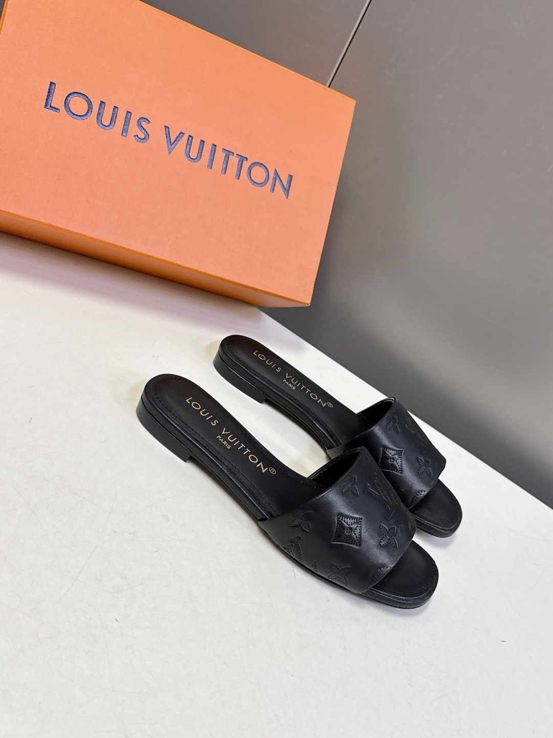Louis Vuitton 路易威登春夏最新款时装鞋 春夏秀场出镜率最高的一款单品 超多名模上脚 简约大