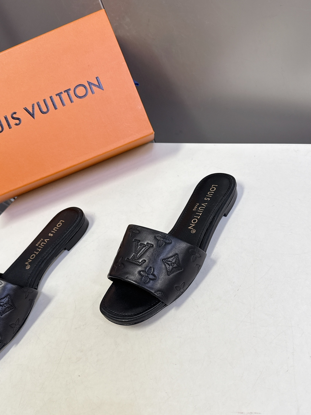 Louis Vuitton 路易威登春夏最新款时装鞋 春夏秀场出镜率最高的一款单品 超多名模上脚 简约大