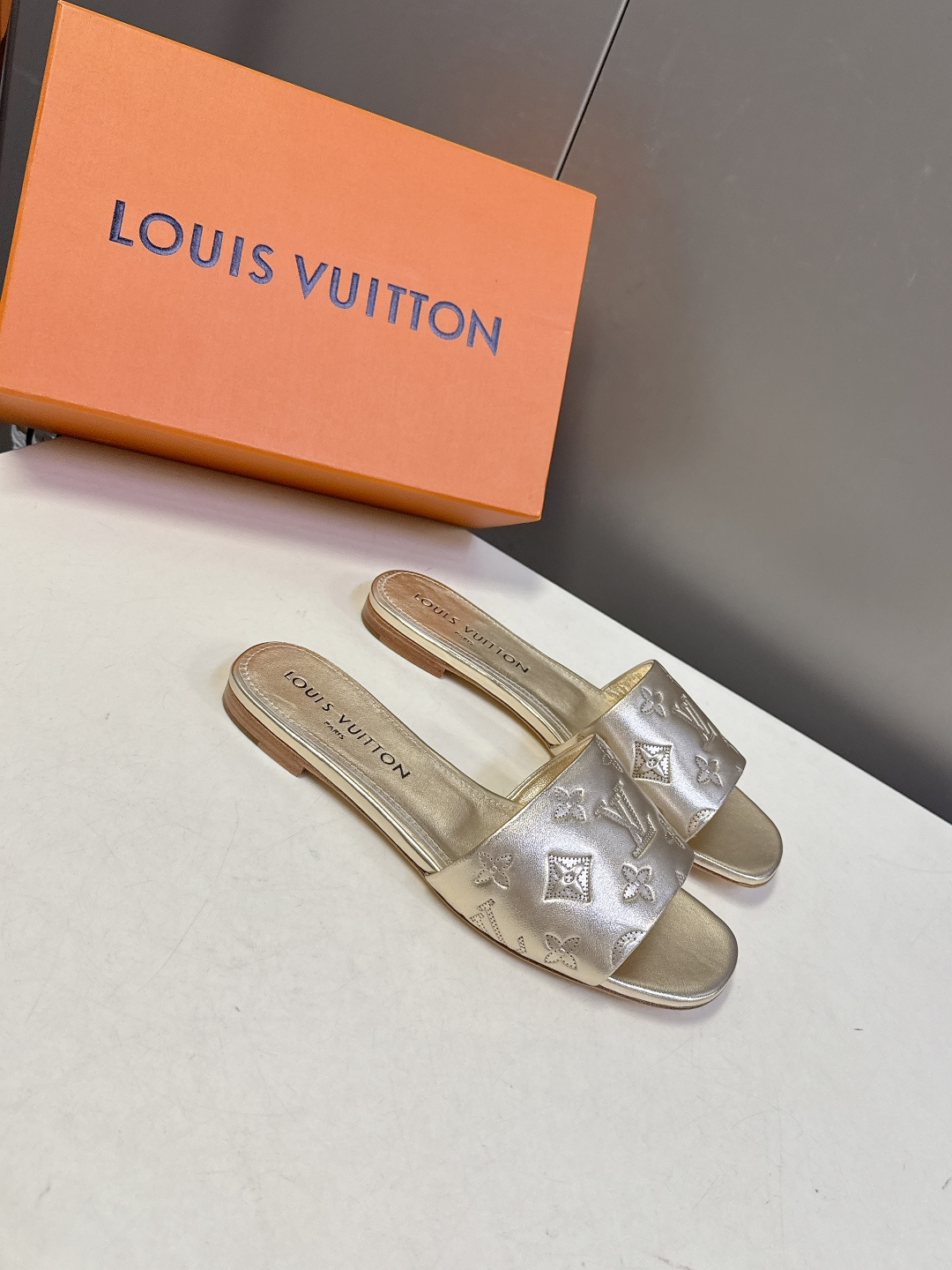 Louis Vuitton 路易威登春夏最新款时装鞋 春夏秀场出镜率最高的一款单品 超多名模上脚 简约大