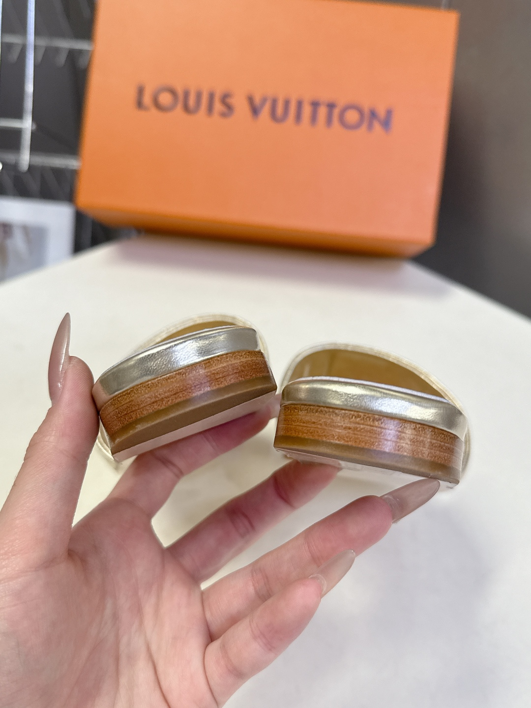 Louis Vuitton 路易威登春夏最新款时装鞋 春夏秀场出镜率最高的一款单品 超多名模上脚 简约大