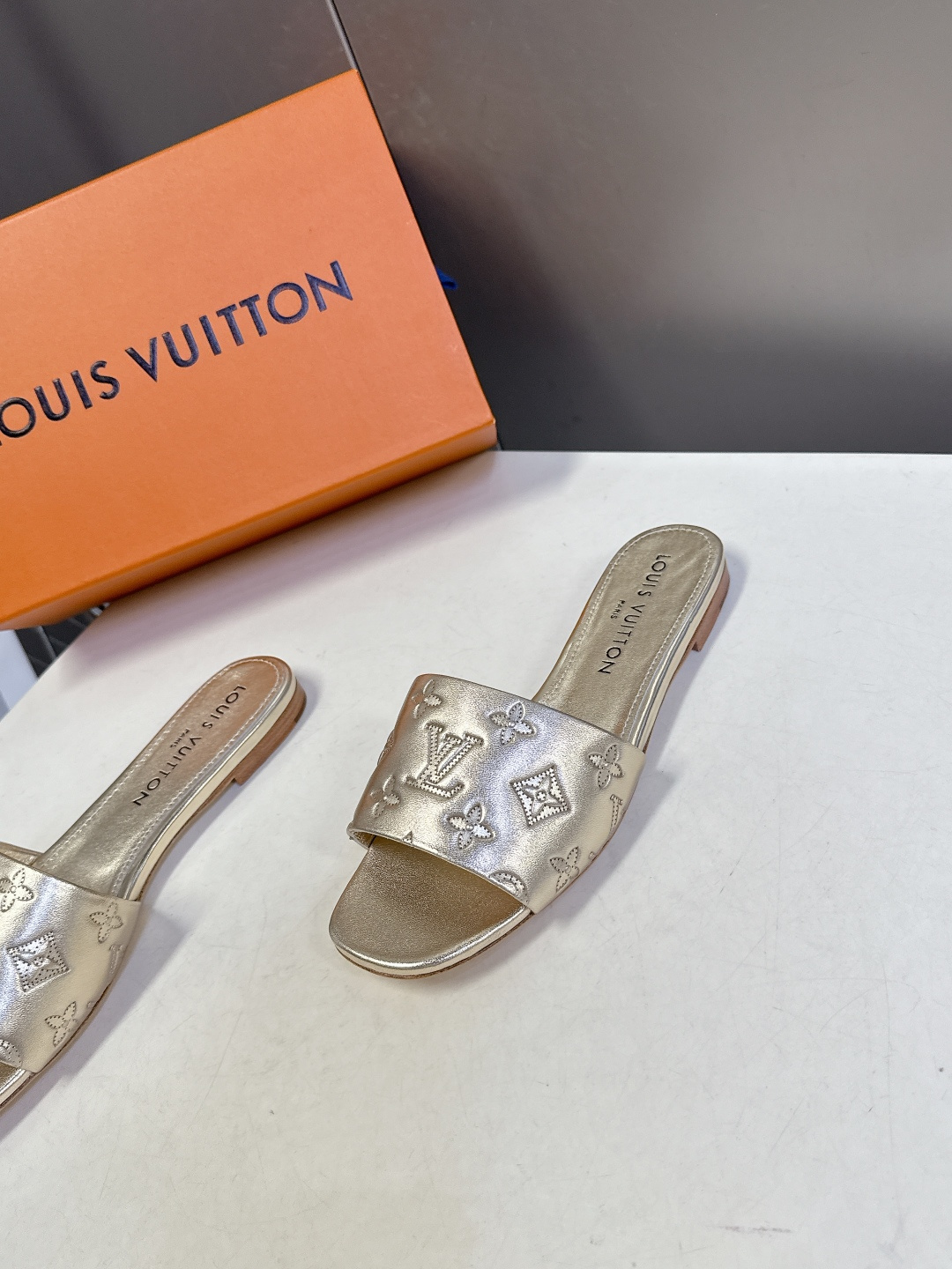 Louis Vuitton 路易威登春夏最新款时装鞋 春夏秀场出镜率最高的一款单品 超多名模上脚 简约大