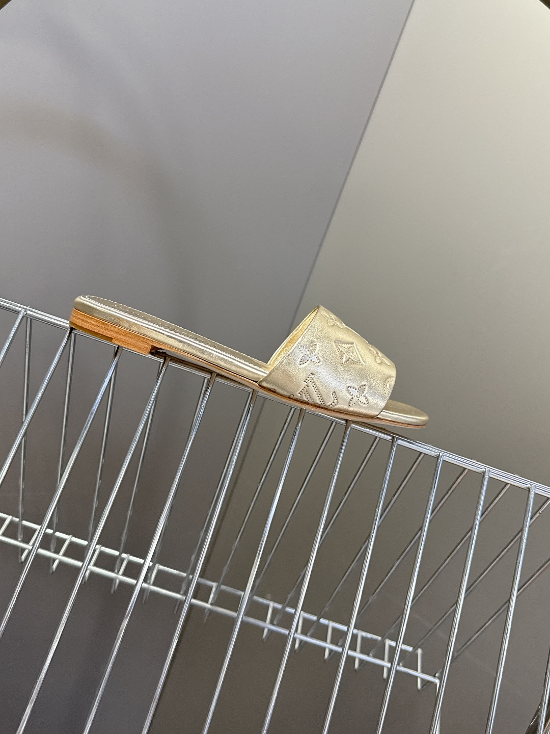 Louis Vuitton 路易威登春夏最新款时装鞋 春夏秀场出镜率最高的一款单品 超多名模上脚 简约大