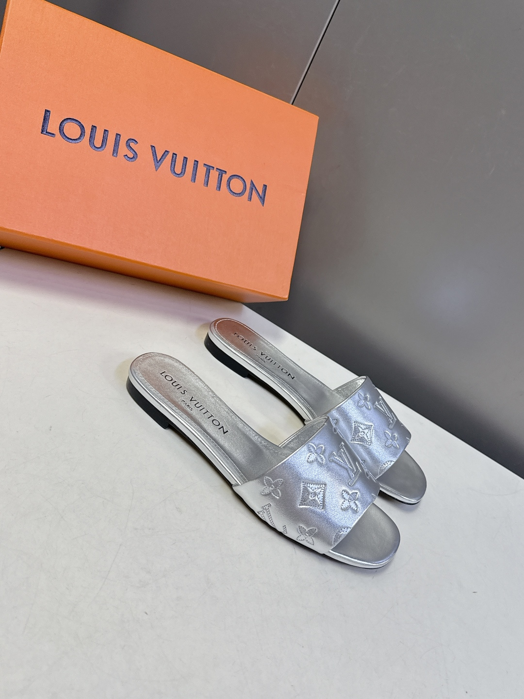 Louis Vuitton 路易威登春夏最新款时装鞋 春夏秀场出镜率最高的一款单品 超多名模上脚 简约大
