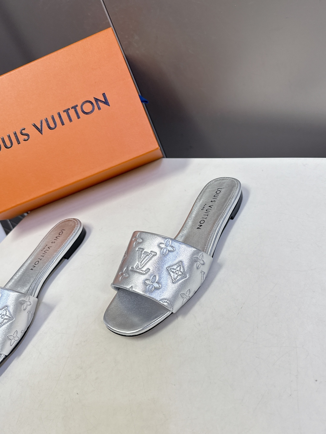 Louis Vuitton 路易威登春夏最新款时装鞋 春夏秀场出镜率最高的一款单品 超多名模上脚 简约大