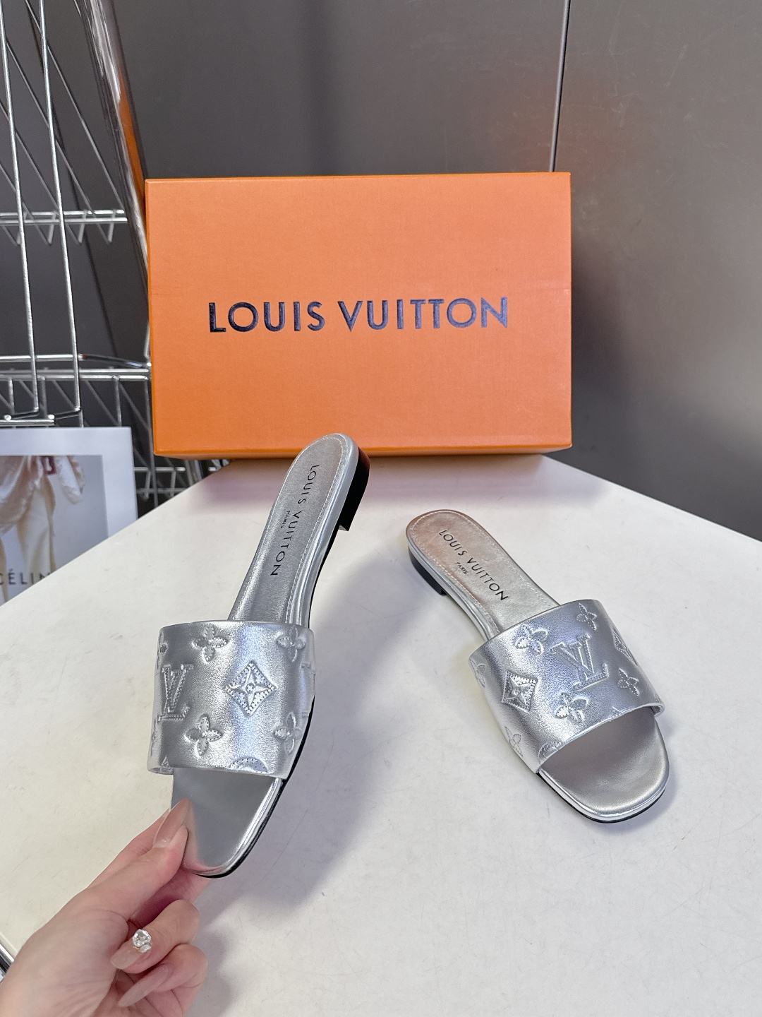 Louis Vuitton 路易威登春夏最新款时装鞋 春夏秀场出镜率最高的一款单品 超多名模上脚 简约大