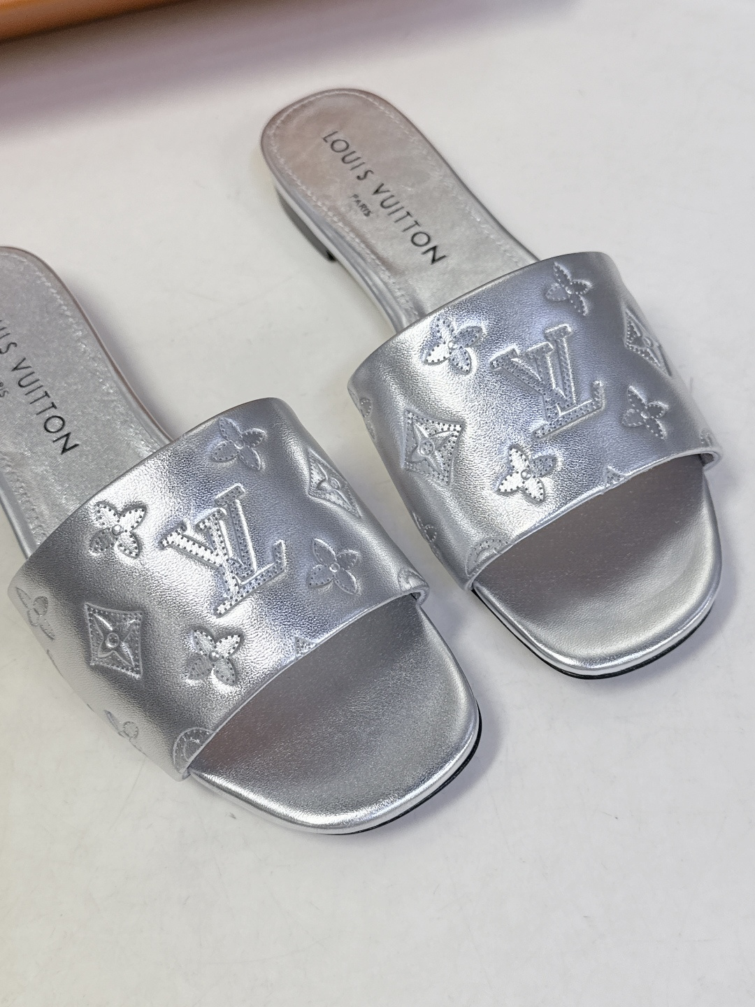 Louis Vuitton 路易威登春夏最新款时装鞋 春夏秀场出镜率最高的一款单品 超多名模上脚 简约大