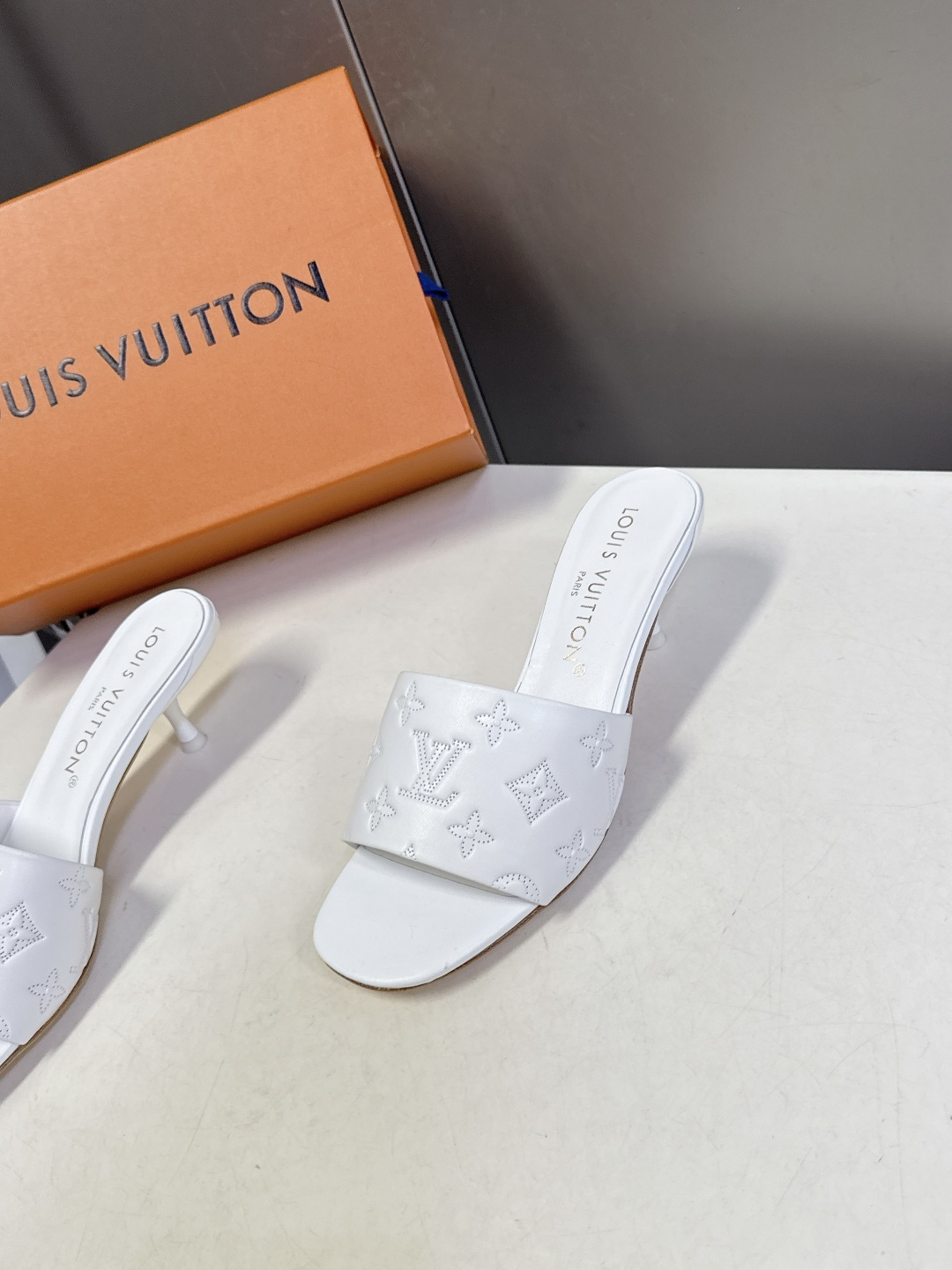 Louis Vuitton 路易威登春夏最新款时装鞋 春夏秀场出镜率最高的一款单品 超多名模上脚 简约大