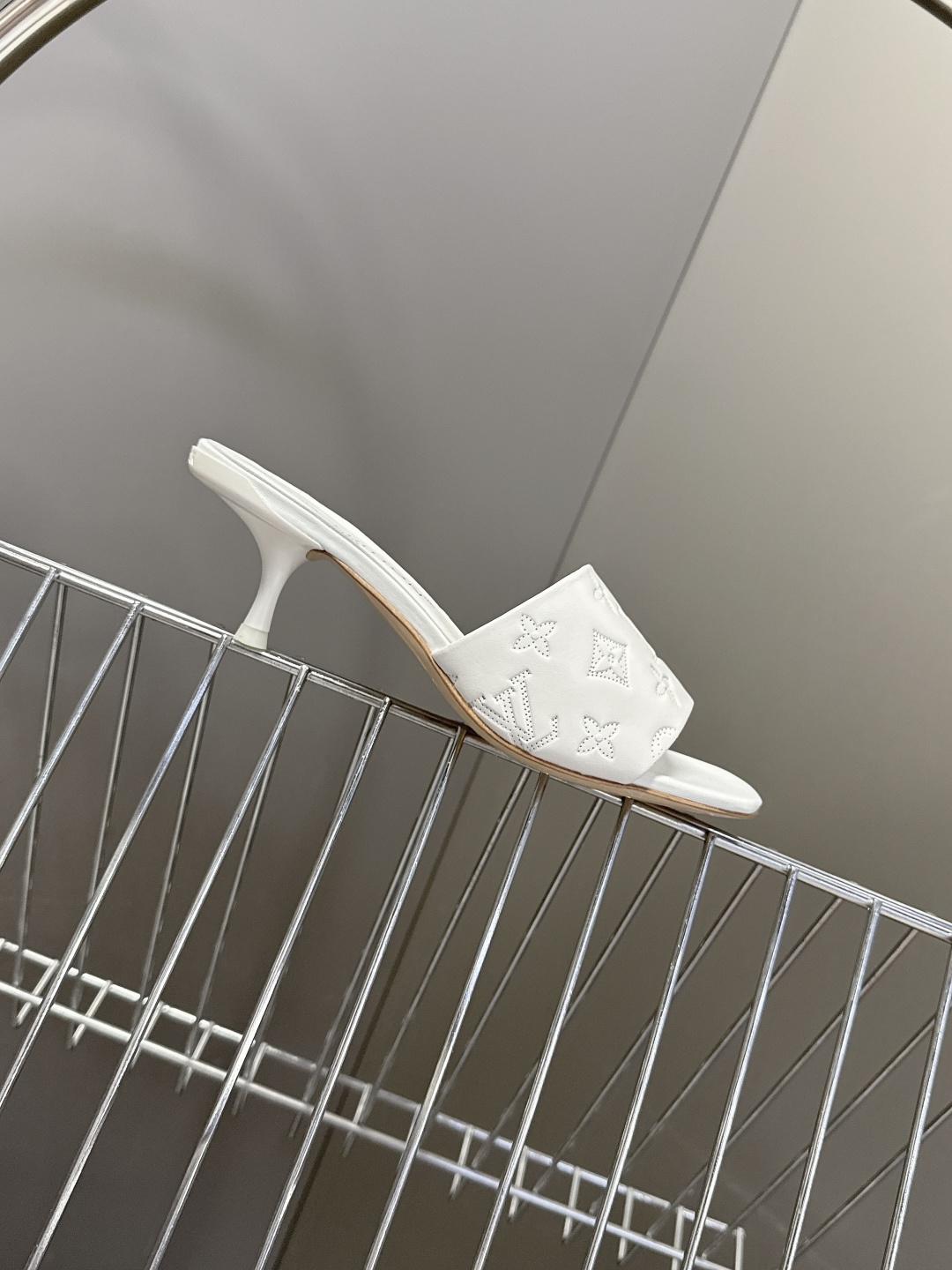 Louis Vuitton 路易威登春夏最新款时装鞋 春夏秀场出镜率最高的一款单品 超多名模上脚 简约大