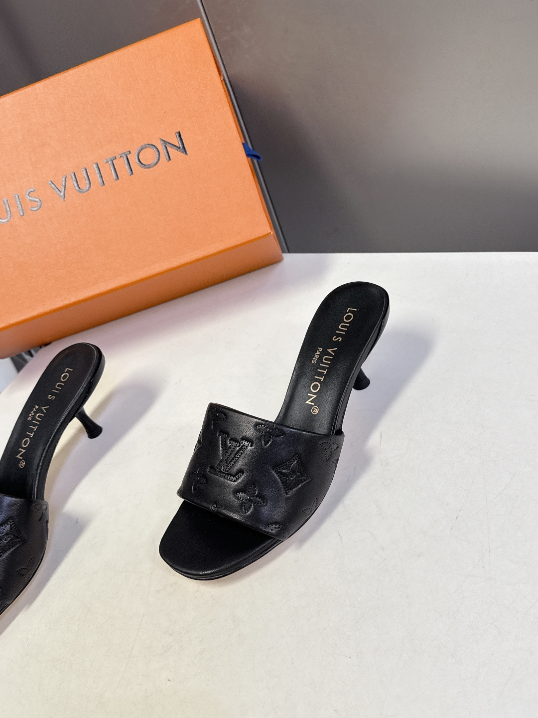 Louis Vuitton 路易威登春夏最新款时装鞋 春夏秀场出镜率最高的一款单品 超多名模上脚 简约大