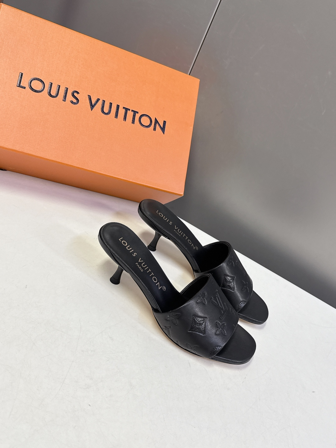 Louis Vuitton 路易威登春夏最新款时装鞋 春夏秀场出镜率最高的一款单品 超多名模上脚 简约大