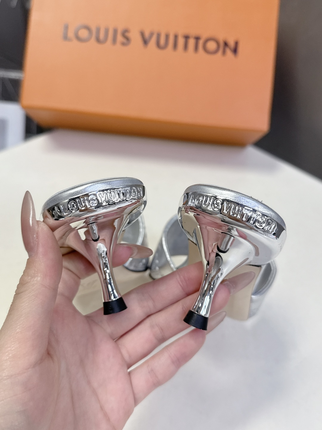 Louis Vuitton 路易威登春夏最新款时装鞋 春夏秀场出镜率最高的一款单品 超多名模上脚 简约大