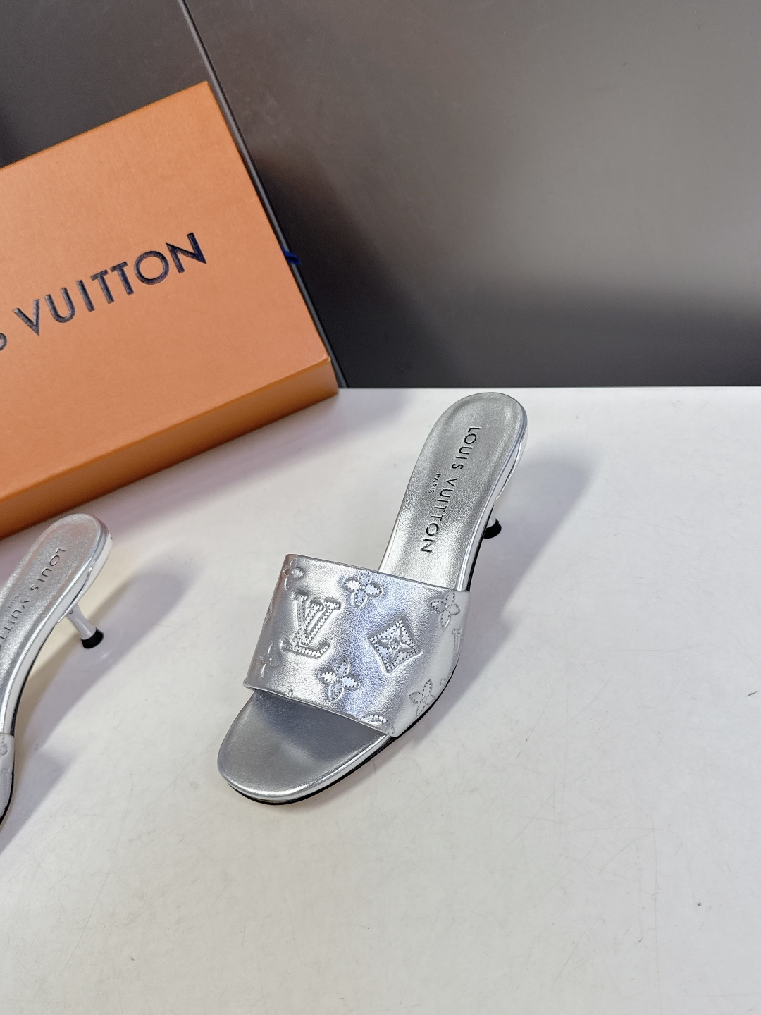 Louis Vuitton 路易威登春夏最新款时装鞋 春夏秀场出镜率最高的一款单品 超多名模上脚 简约大