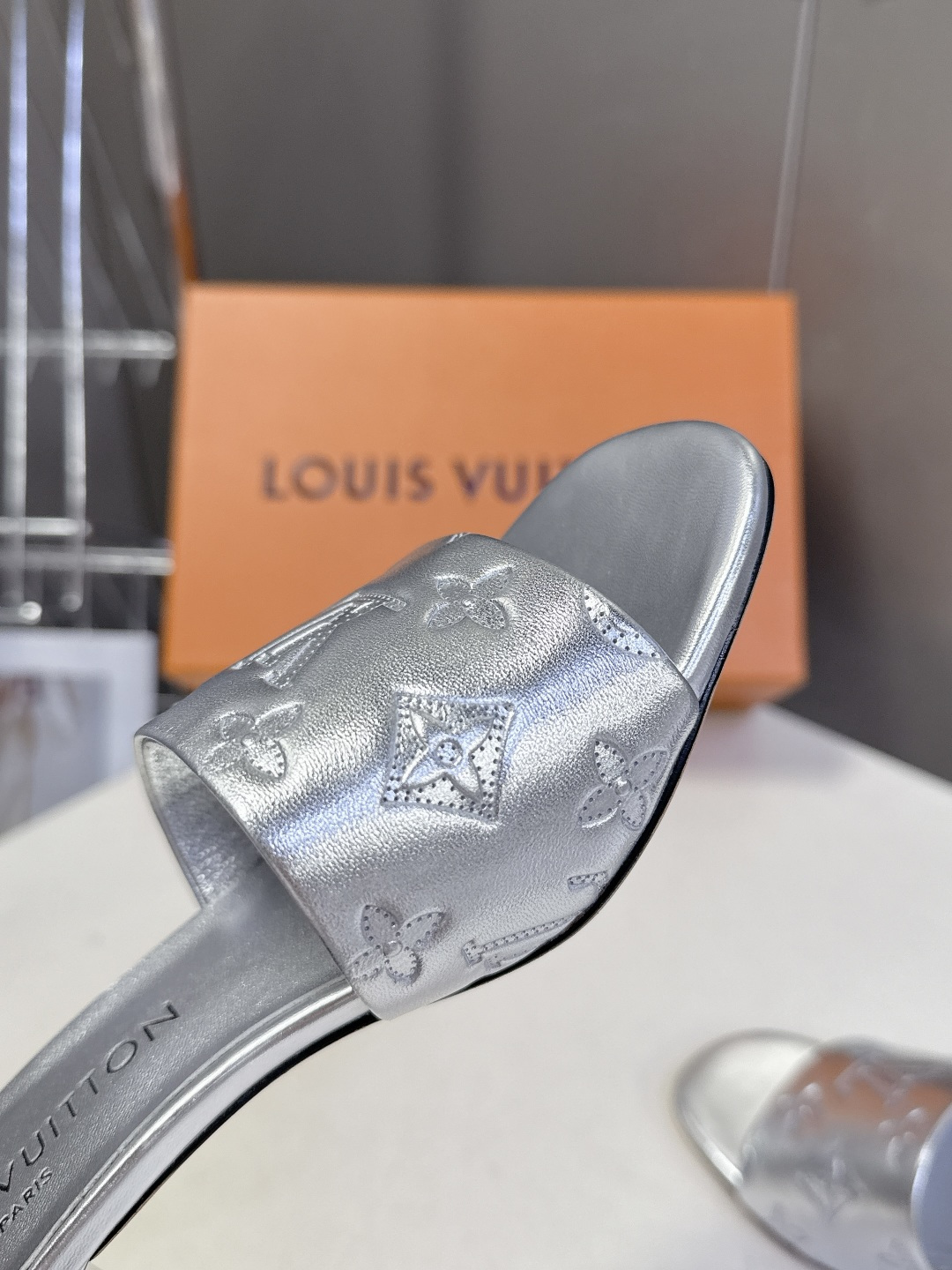 Louis Vuitton 路易威登春夏最新款时装鞋 春夏秀场出镜率最高的一款单品 超多名模上脚 简约大