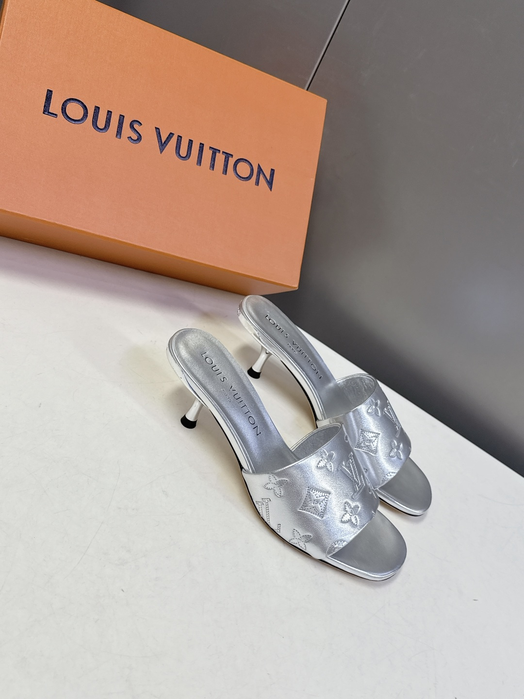 Louis Vuitton 路易威登春夏最新款时装鞋 春夏秀场出镜率最高的一款单品 超多名模上脚 简约大