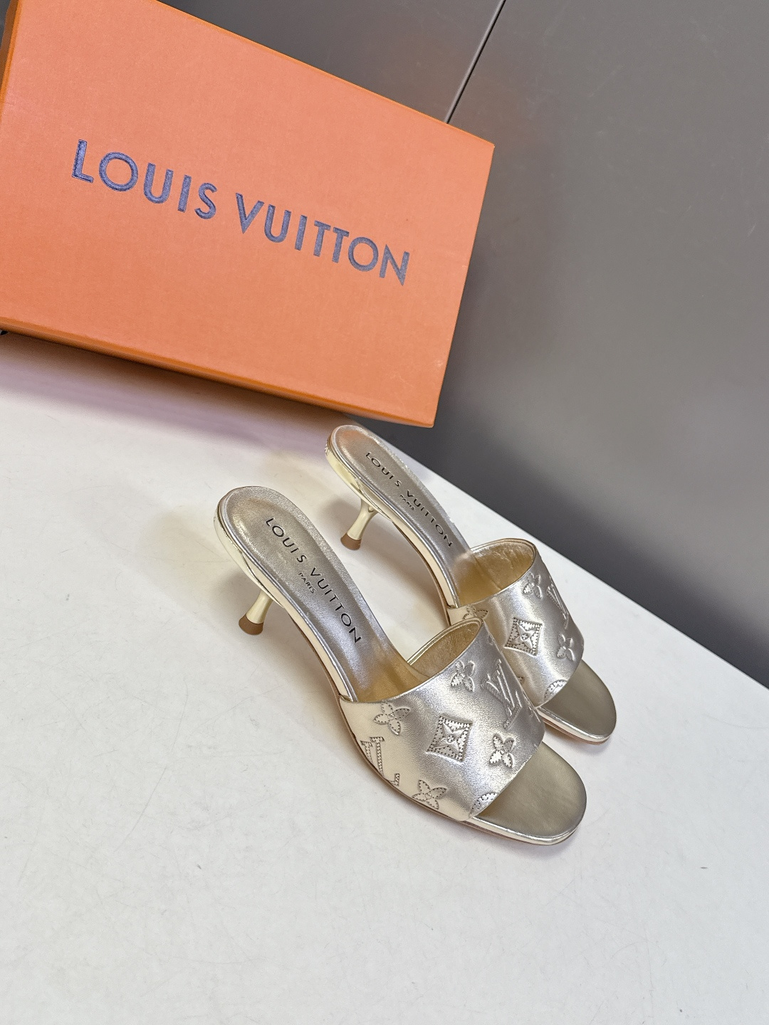 Louis Vuitton 路易威登春夏最新款时装鞋 春夏秀场出镜率最高的一款单品 超多名模上脚 简约大