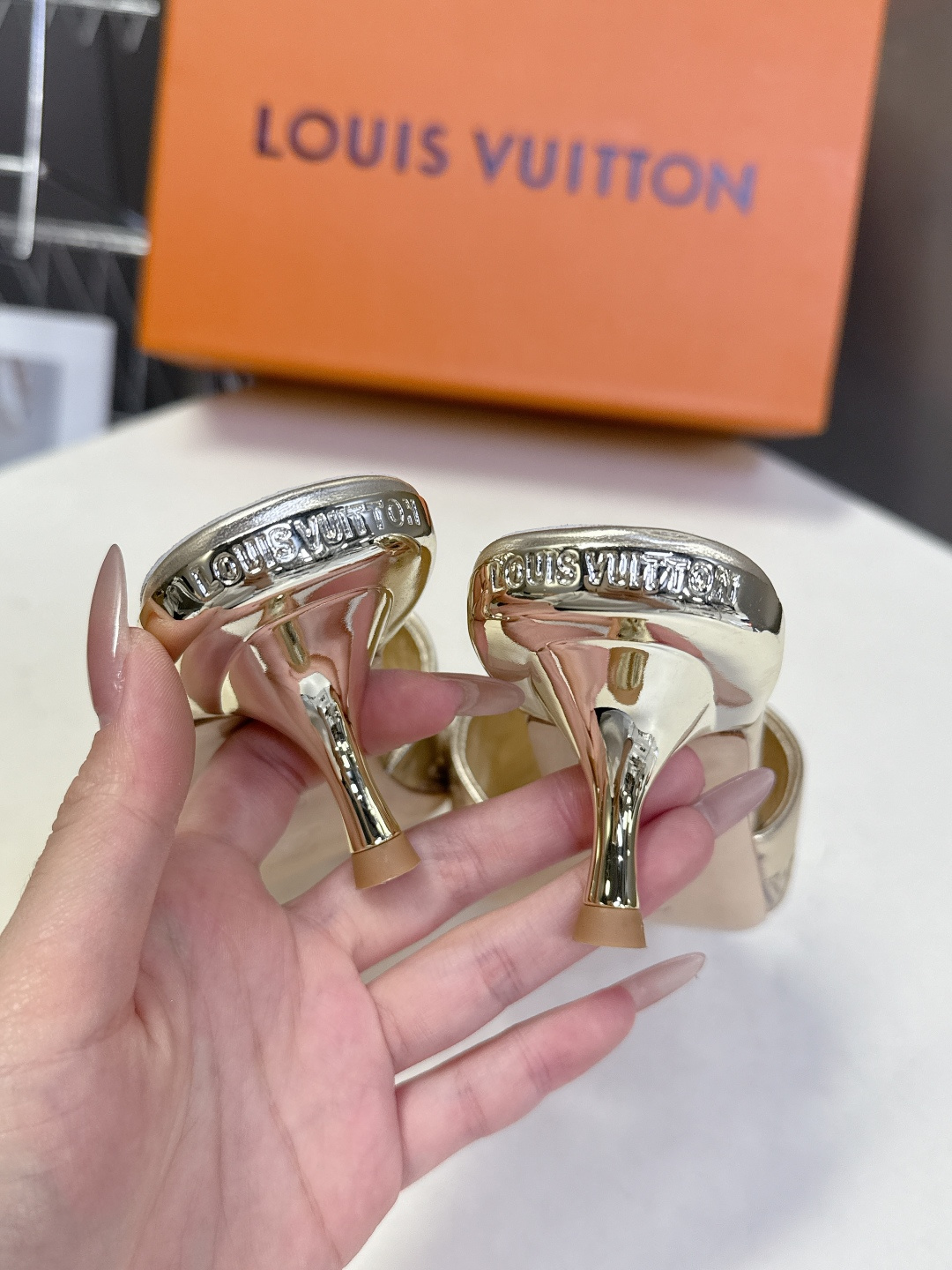 Louis Vuitton 路易威登春夏最新款时装鞋 春夏秀场出镜率最高的一款单品 超多名模上脚 简约大