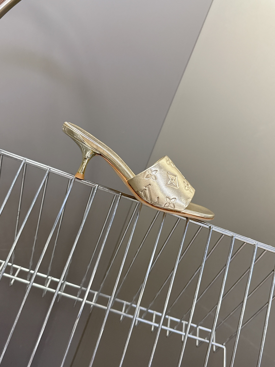 Louis Vuitton 路易威登春夏最新款时装鞋 春夏秀场出镜率最高的一款单品 超多名模上脚 简约大