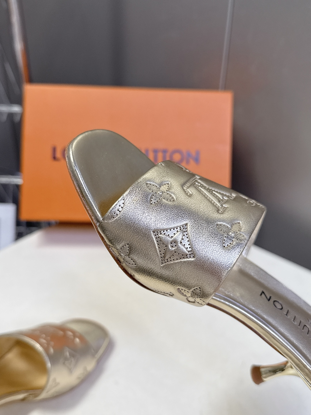 Louis Vuitton 路易威登春夏最新款时装鞋 春夏秀场出镜率最高的一款单品 超多名模上脚 简约大