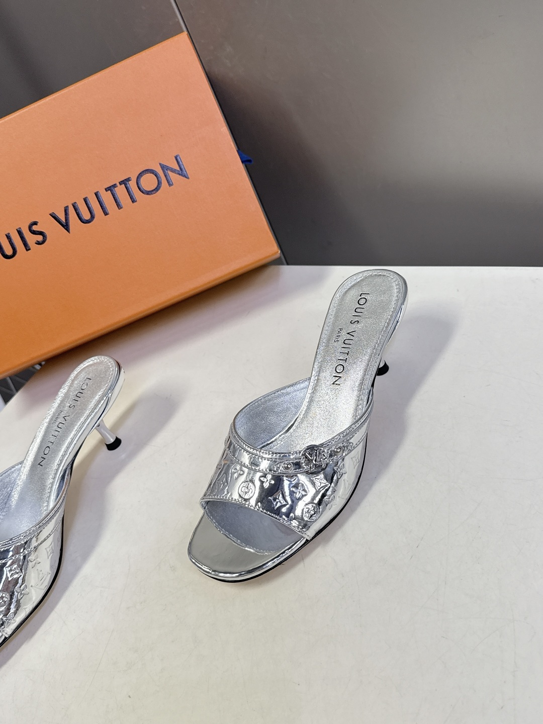 Louis Vuitton 路易威登春夏最新款时装鞋 春夏秀场出镜率最高的一款单品 超多名模上脚 简约大