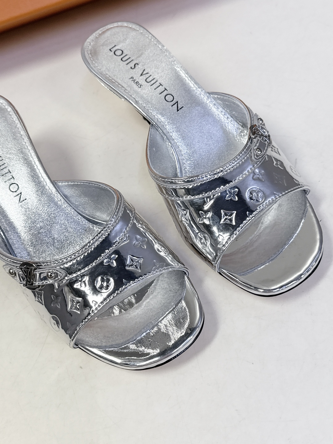 Louis Vuitton 路易威登春夏最新款时装鞋 春夏秀场出镜率最高的一款单品 超多名模上脚 简约大