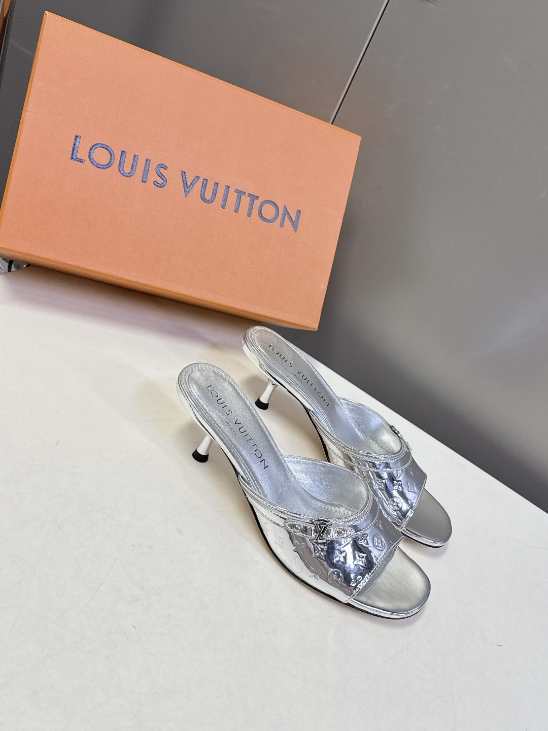 Louis Vuitton 路易威登春夏最新款时装鞋 春夏秀场出镜率最高的一款单品 超多名模上脚 简约大