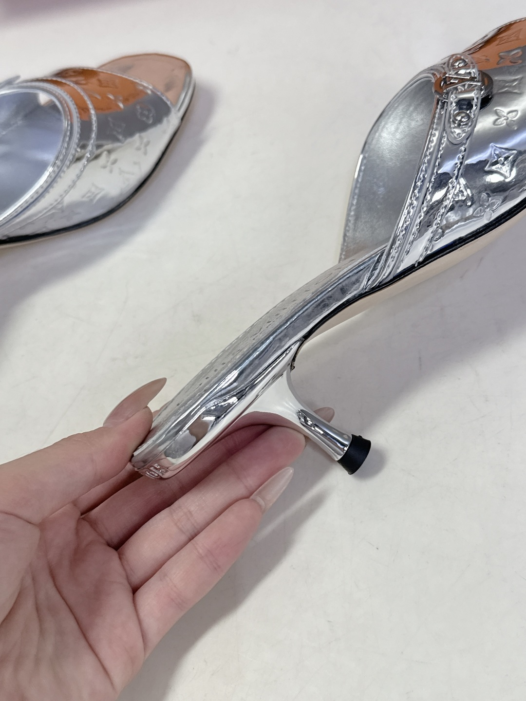 Louis Vuitton 路易威登春夏最新款时装鞋 春夏秀场出镜率最高的一款单品 超多名模上脚 简约大