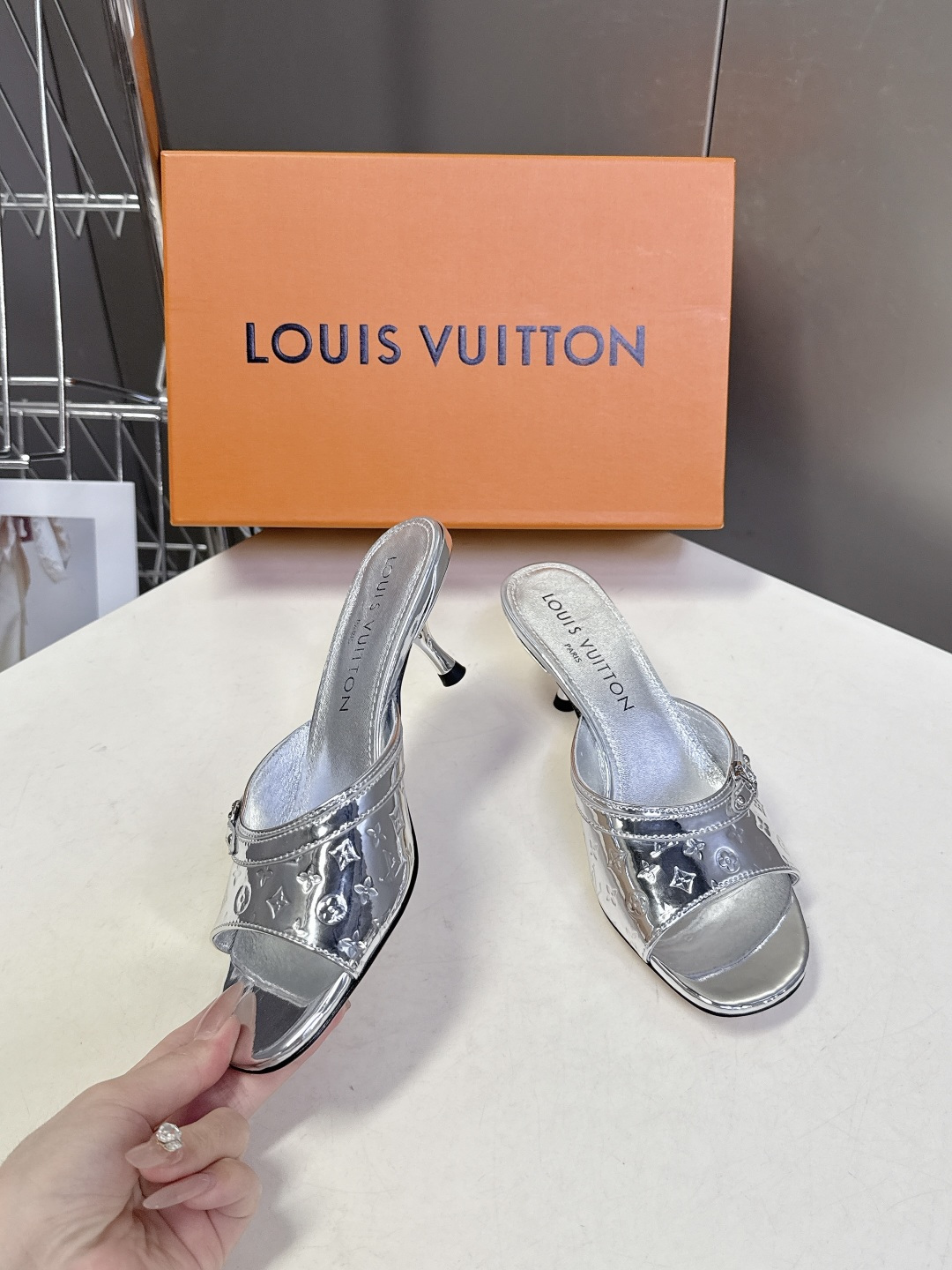 Louis Vuitton 路易威登春夏最新款时装鞋 春夏秀场出镜率最高的一款单品 超多名模上脚 简约大