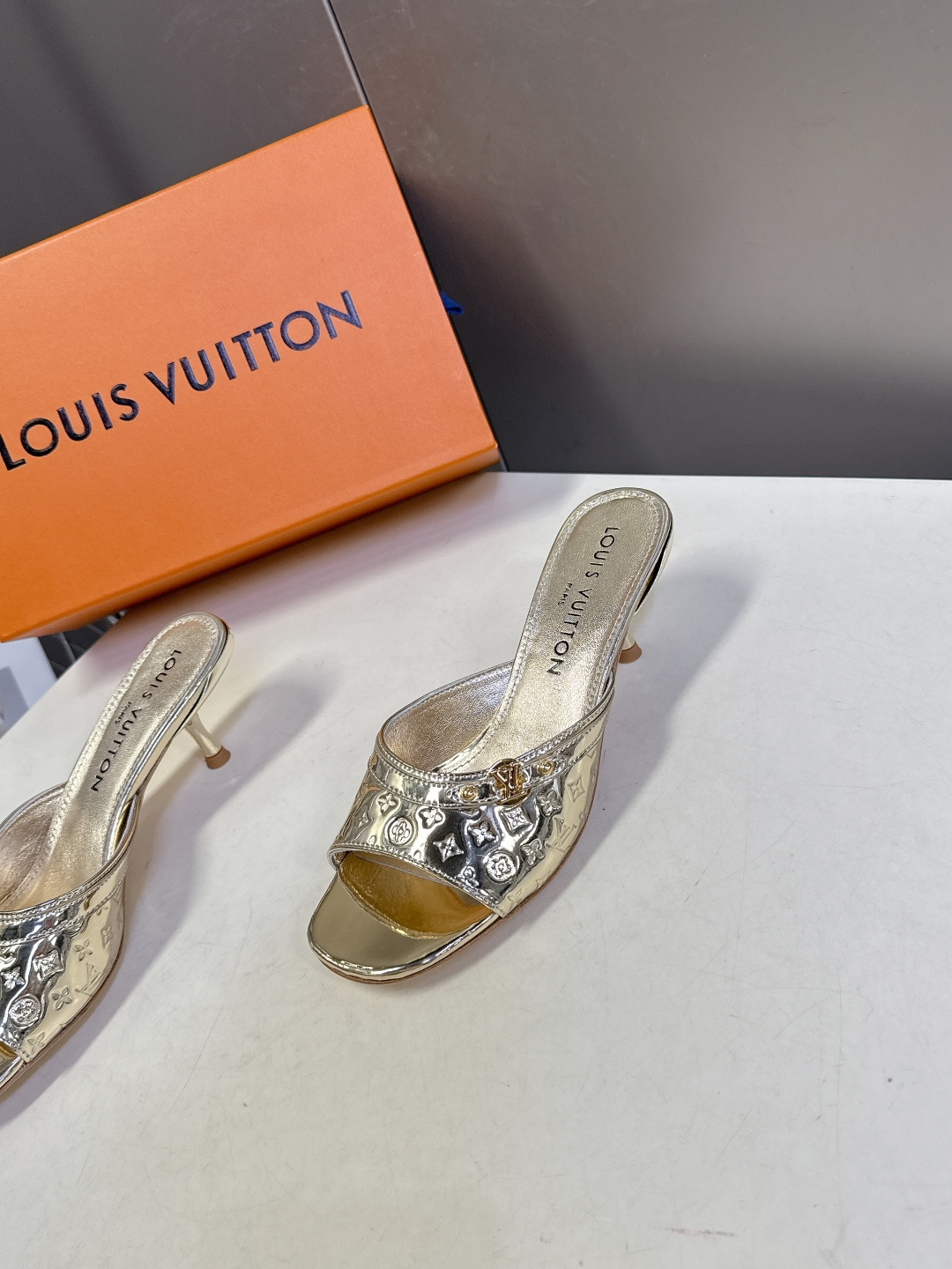 Louis Vuitton 路易威登春夏最新款时装鞋 春夏秀场出镜率最高的一款单品 超多名模上脚 简约大