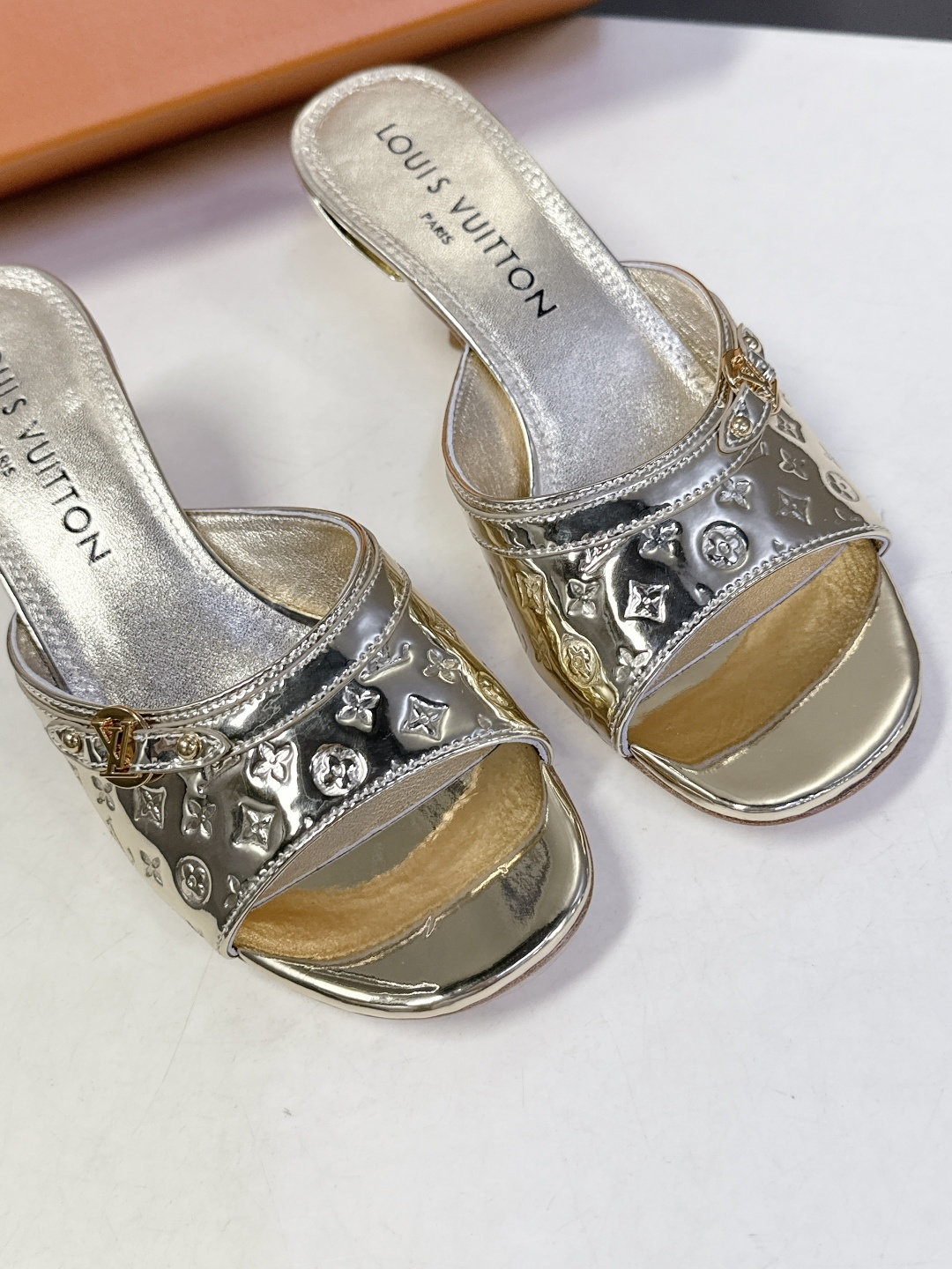 Louis Vuitton 路易威登春夏最新款时装鞋 春夏秀场出镜率最高的一款单品 超多名模上脚 简约大