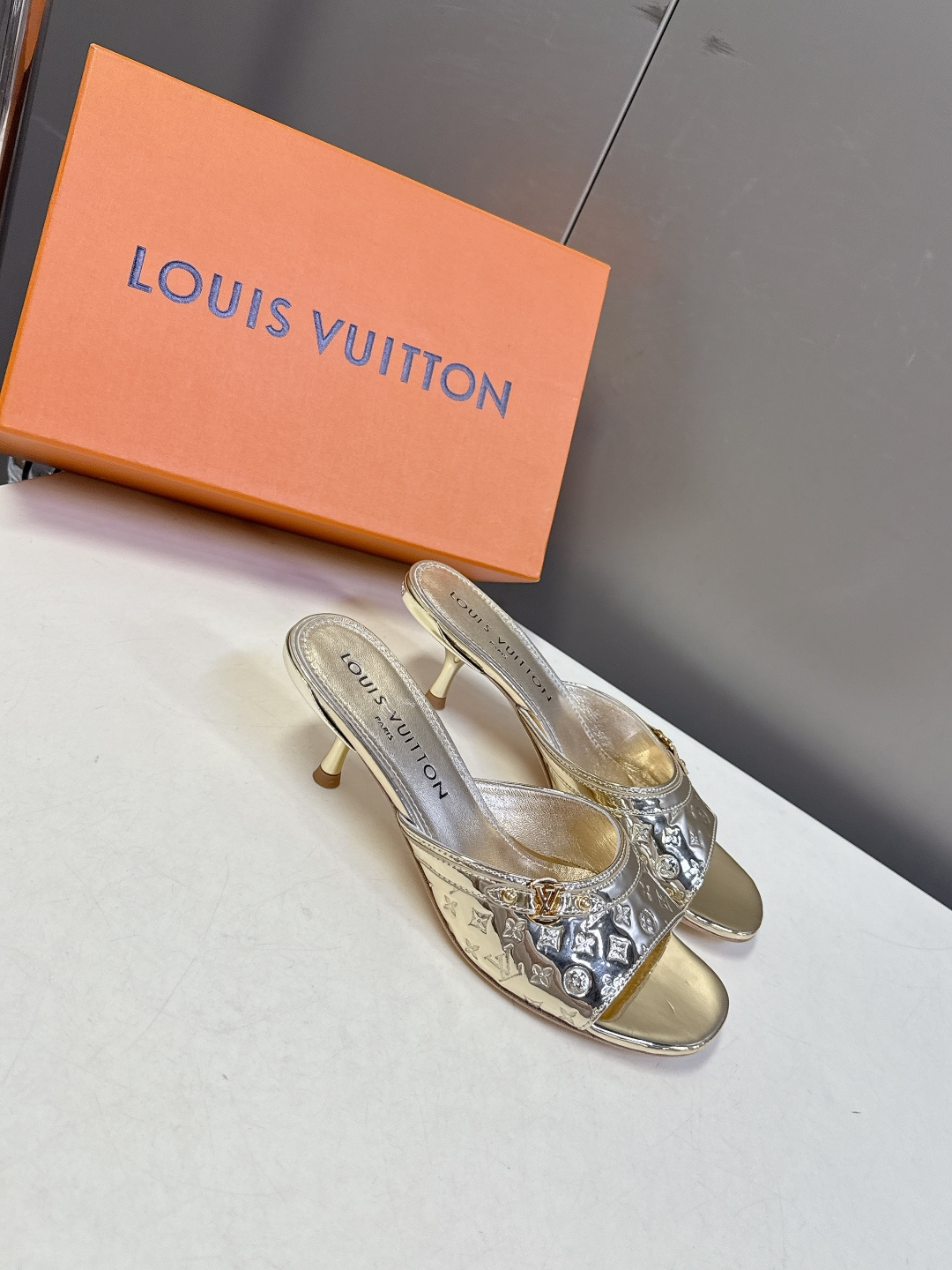 Louis Vuitton 路易威登春夏最新款时装鞋 春夏秀场出镜率最高的一款单品 超多名模上脚 简约大