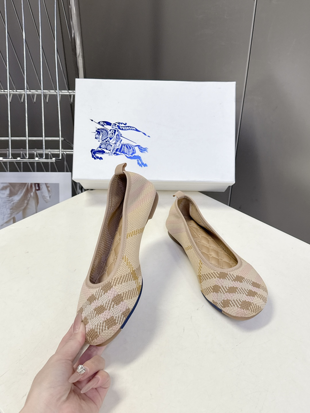 巴宝莉Burberry2026春夏最新款玛丽珍鞋超多明星时尚博主种草 细节满满的都是品牌元素 品牌价值拉