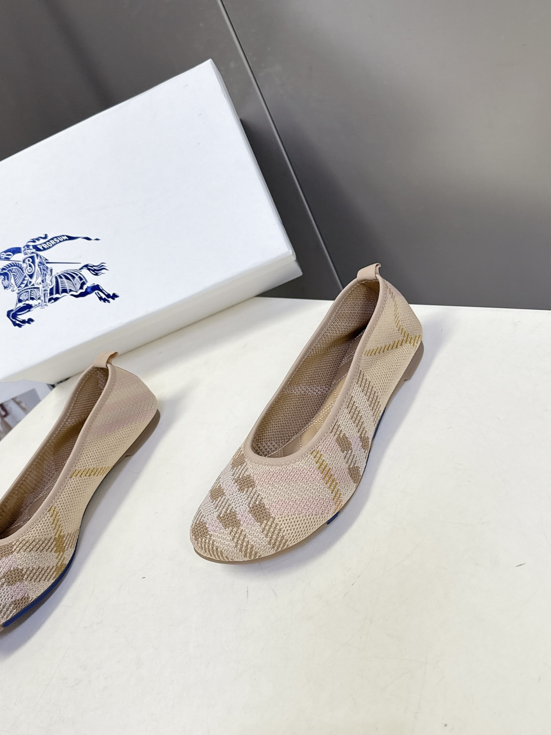 巴宝莉Burberry2026春夏最新款玛丽珍鞋超多明星时尚博主种草 细节满满的都是品牌元素 品牌价值拉