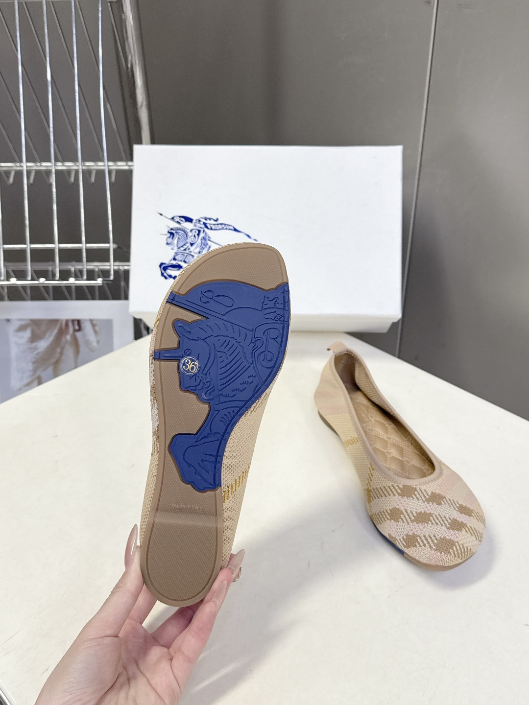 巴宝莉Burberry2026春夏最新款玛丽珍鞋超多明星时尚博主种草 细节满满的都是品牌元素 品牌价值拉