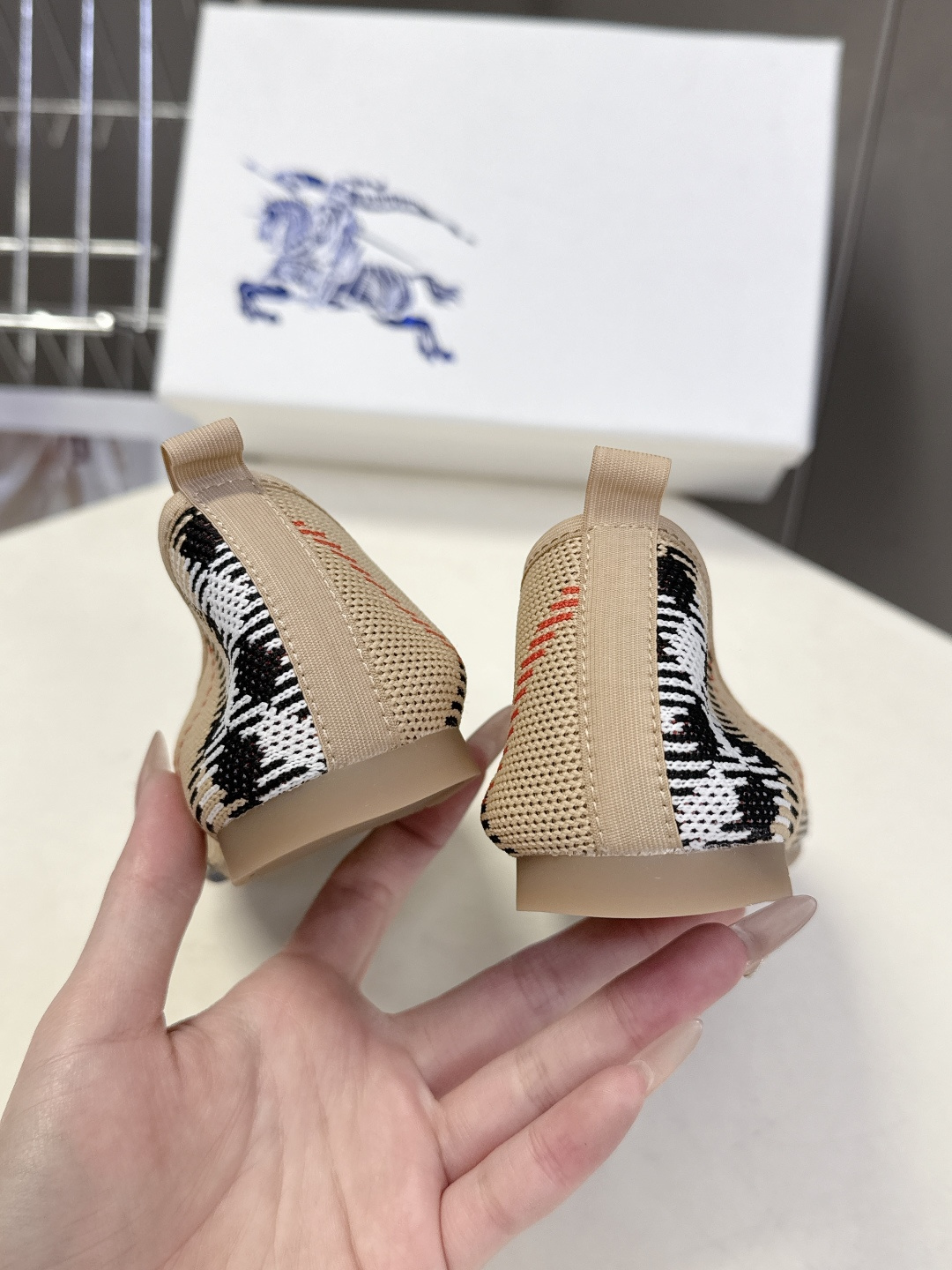 巴宝莉Burberry2026春夏最新款玛丽珍鞋超多明星时尚博主种草 细节满满的都是品牌元素 品牌价值拉