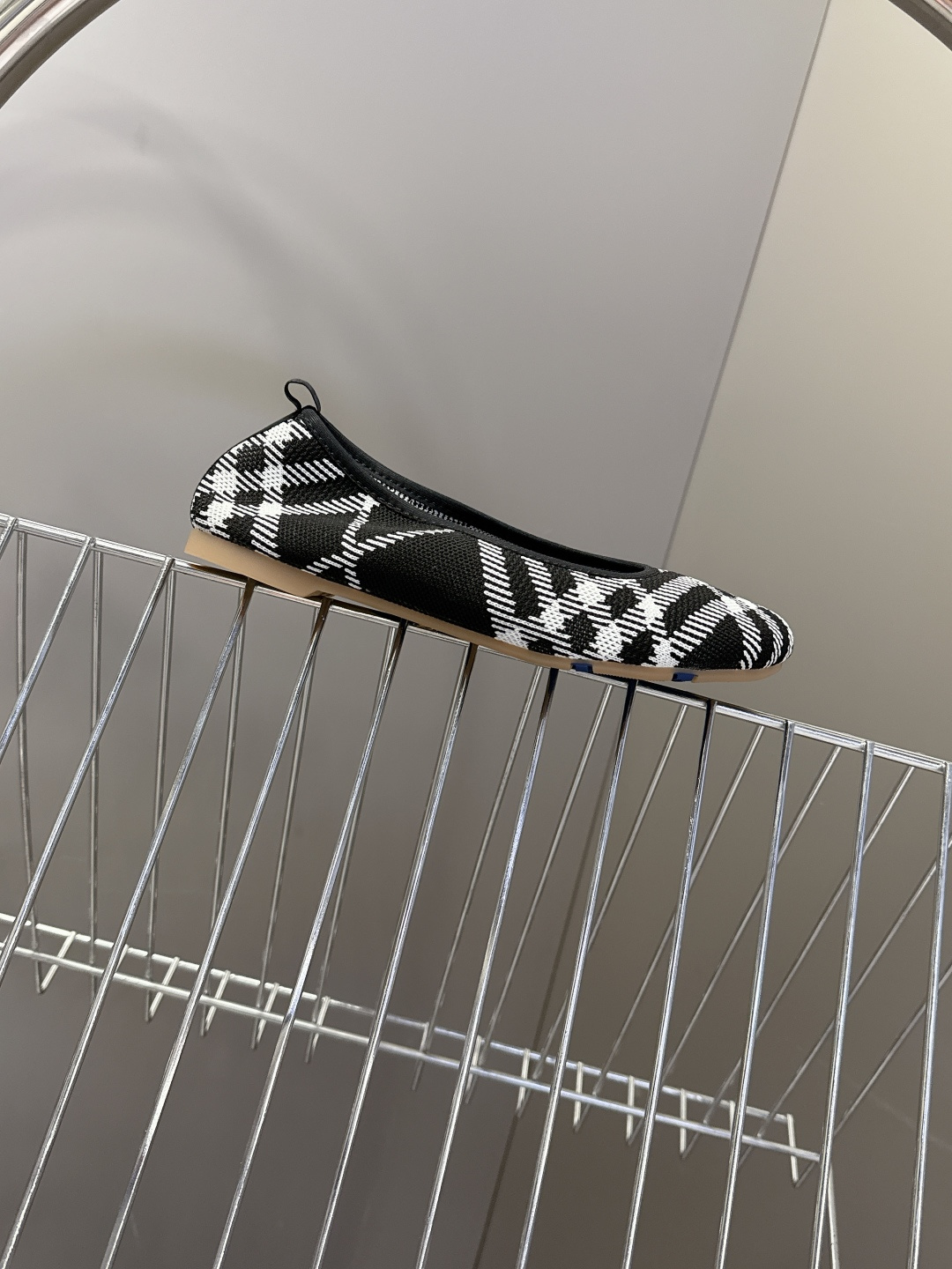 巴宝莉Burberry2026春夏最新款玛丽珍鞋超多明星时尚博主种草 细节满满的都是品牌元素 品牌价值拉