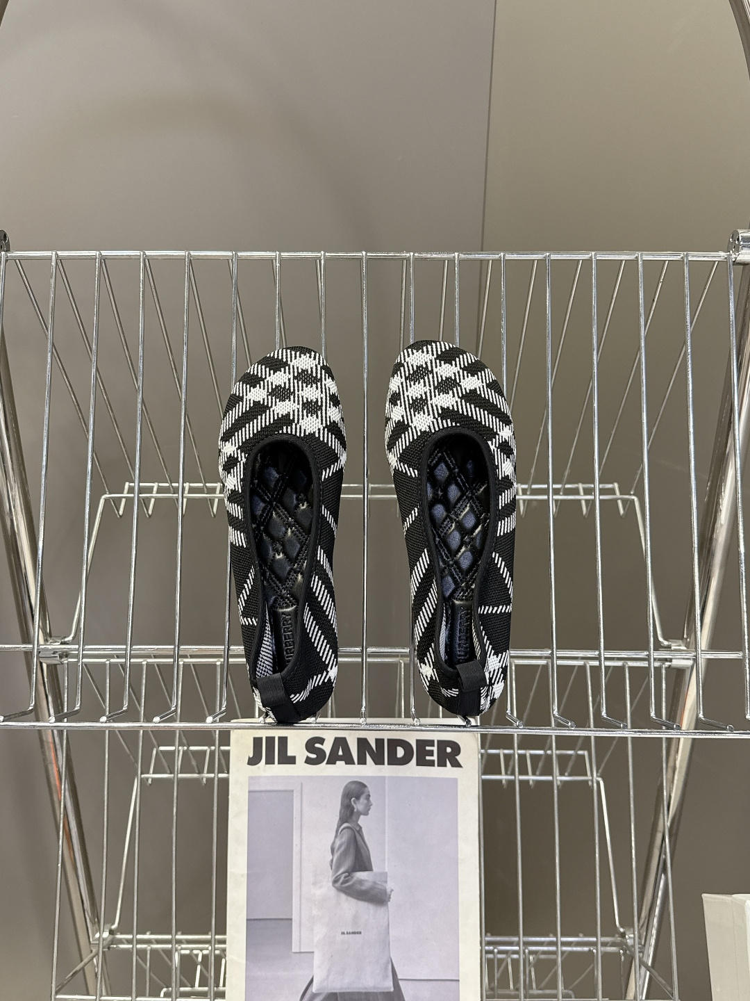 巴宝莉Burberry2026春夏最新款玛丽珍鞋超多明星时尚博主种草 细节满满的都是品牌元素 品牌价值拉